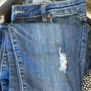 KUT from the Kloth women’s size 6 mildly distressed  jeans. Straight leg/skinny.